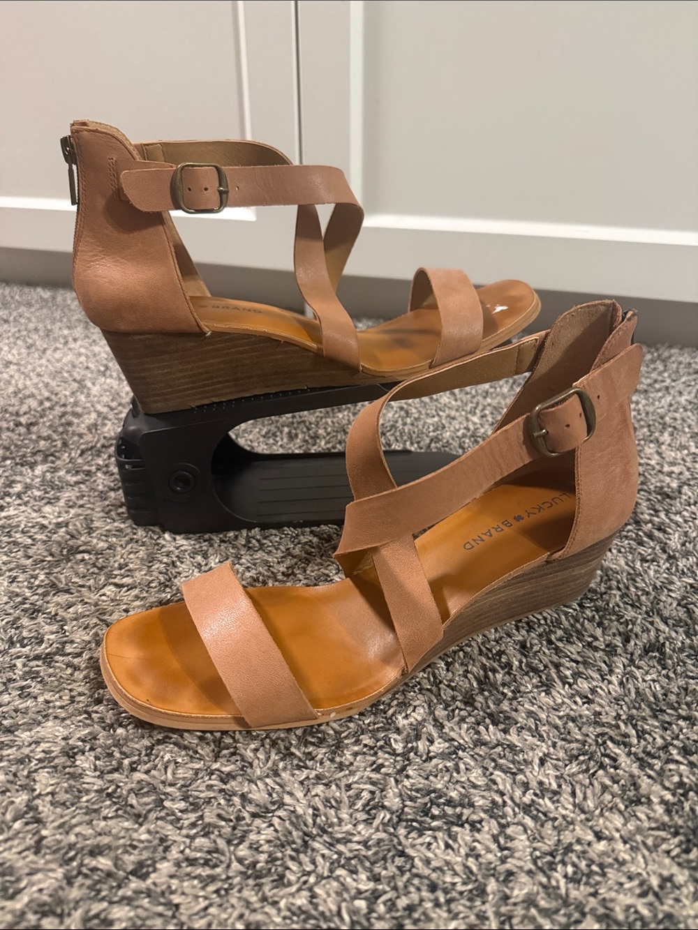 Lucky Brand Caisby Women’s 10 Tan Leather Strappy Wedge Sandals